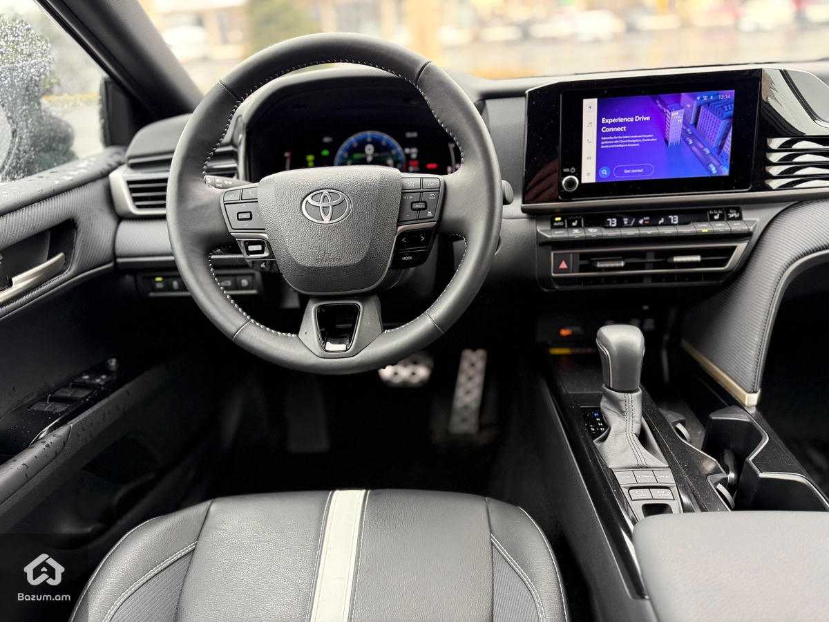 2025 Toyota Camry 2.5 Hybrid - image 7