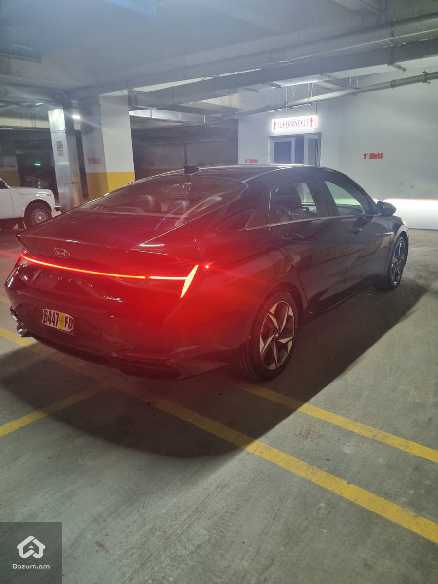 Hyundai Elantra Limited - image 7