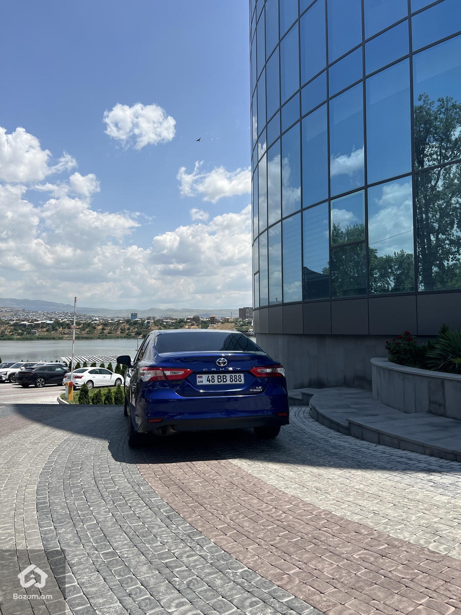Toyota Camry Hybrid - image 4