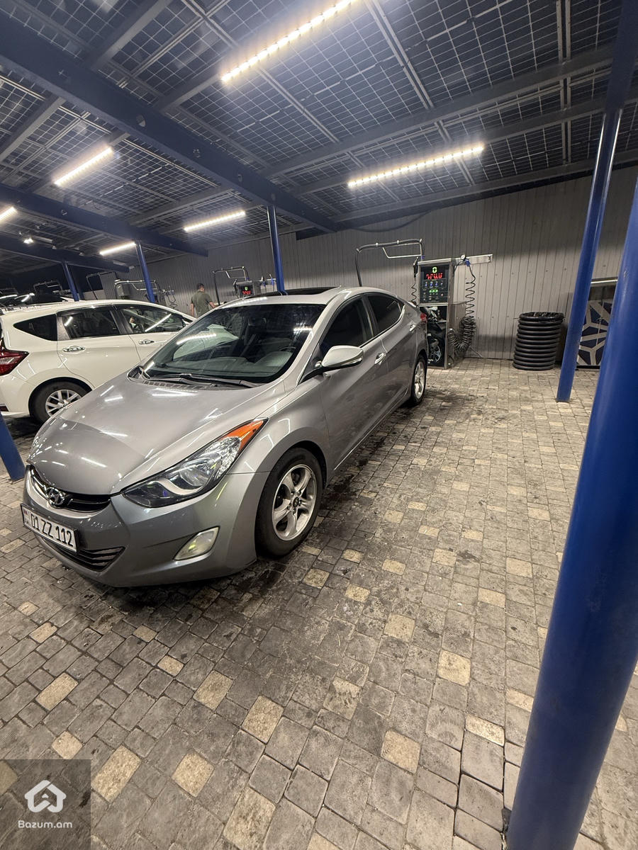 Hyundai Elantra Limited - image 3