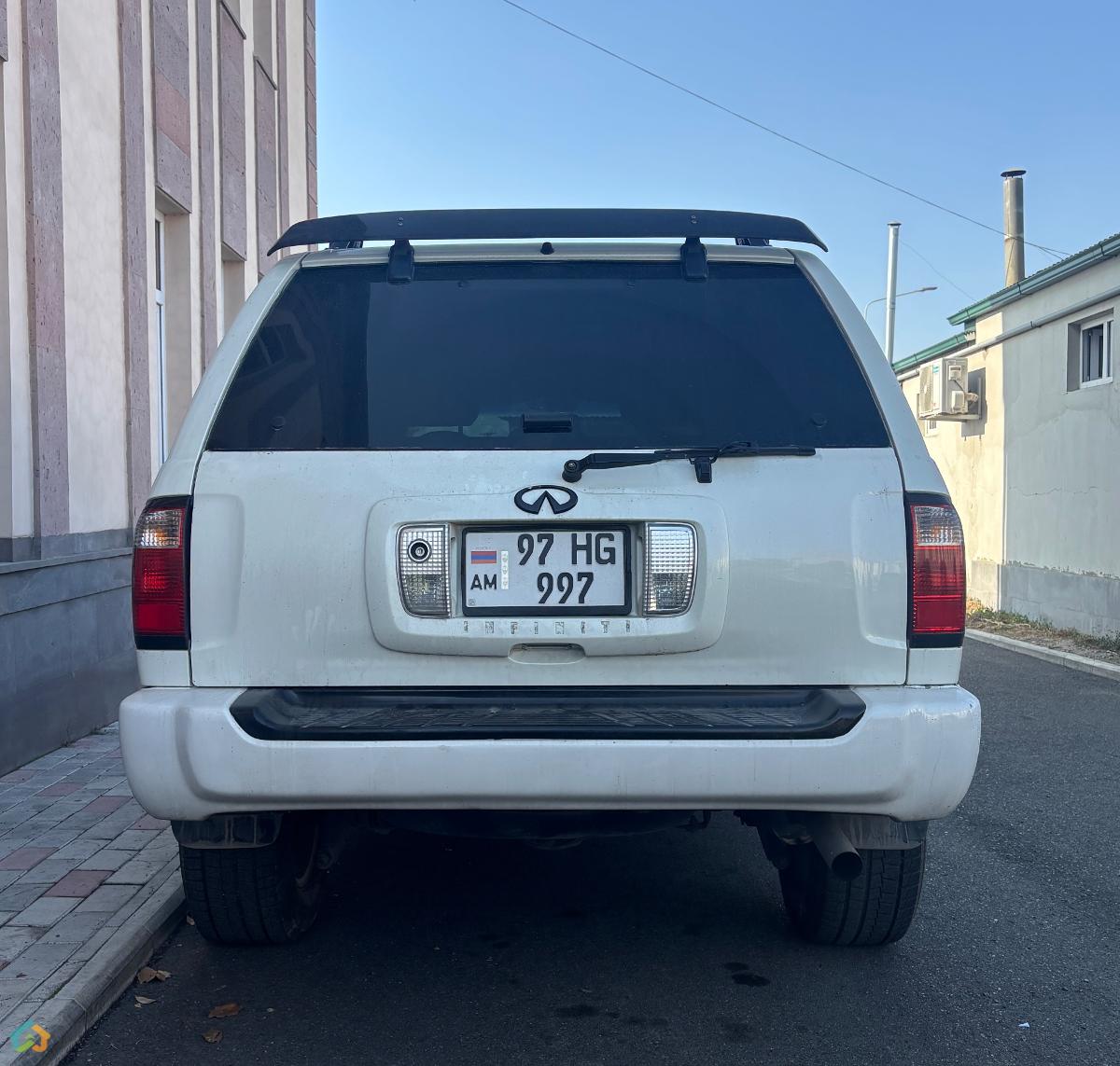 Infiniti QX4 - image 3