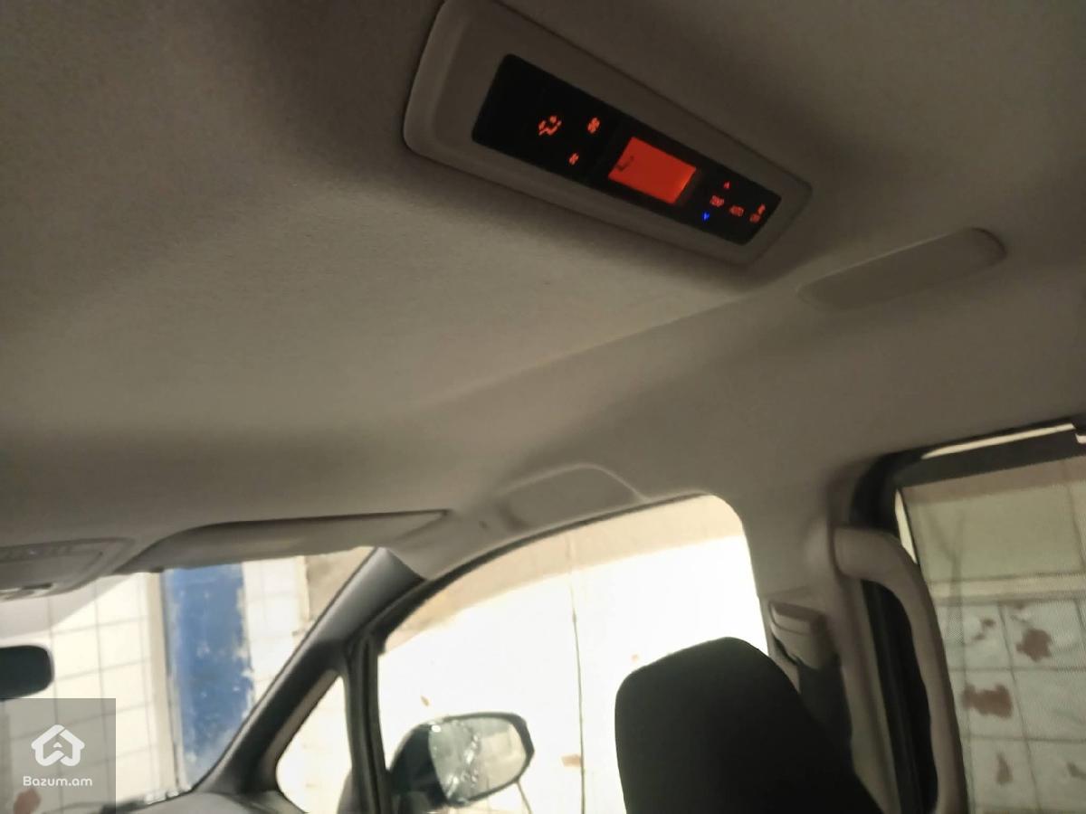 Toyota Voxy  - image 8