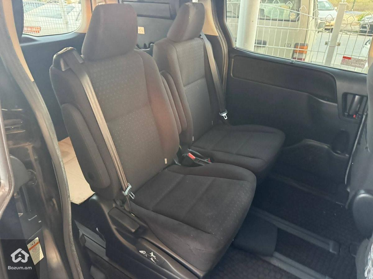 Toyota Voxy  - image 11