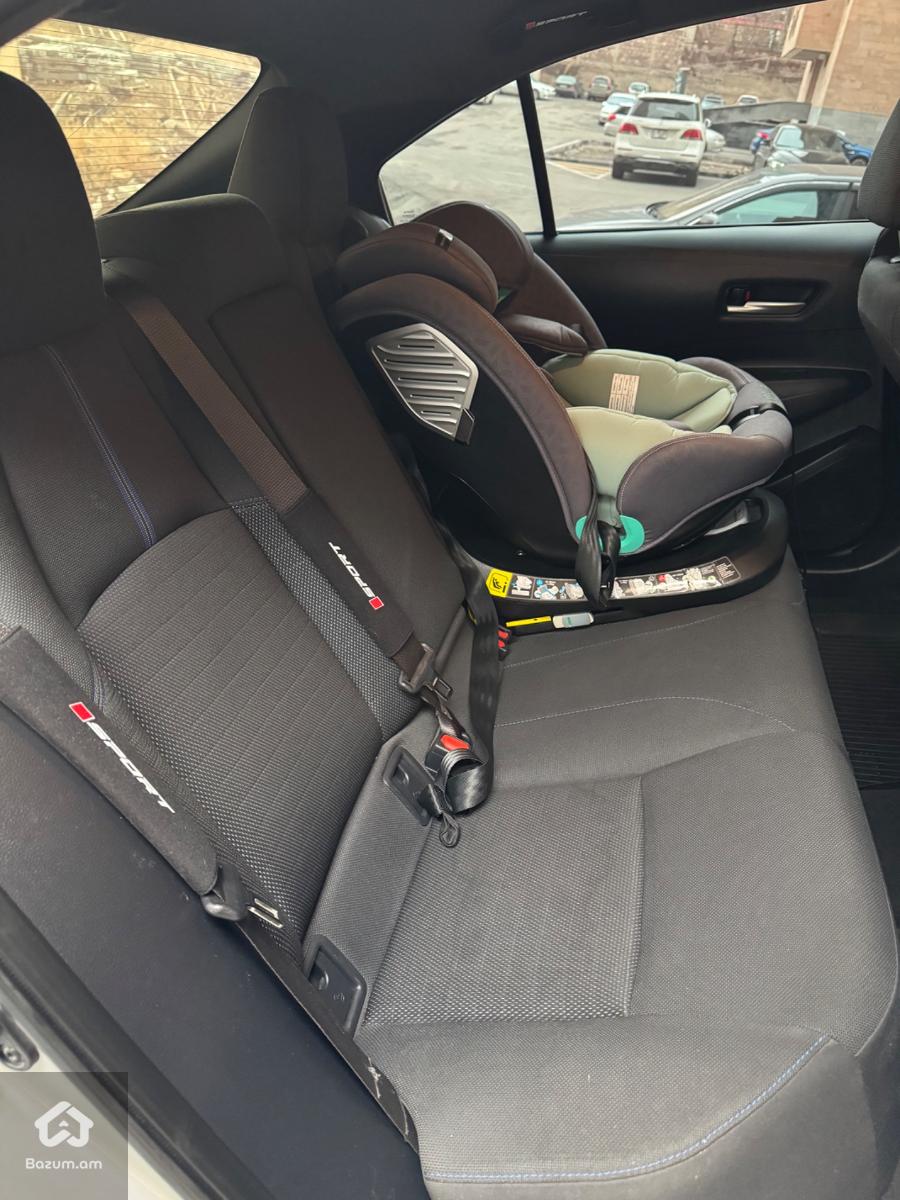 Toyota Corolla SE - image 12