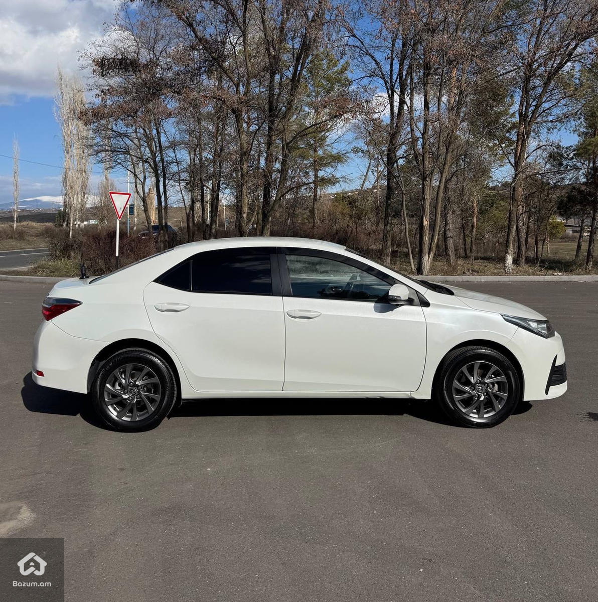 Toyota Corolla - image 7