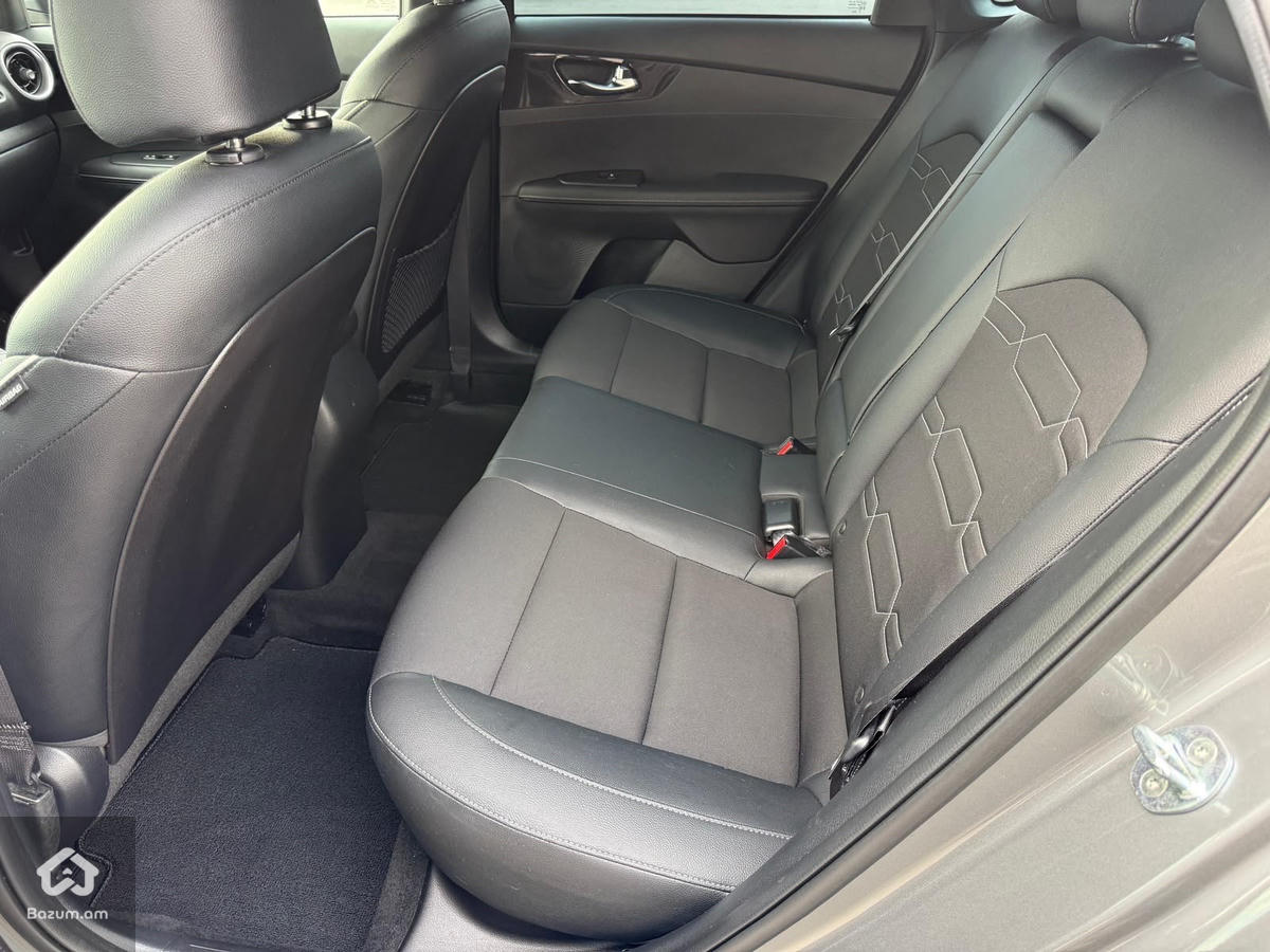 kia Forte - image 25