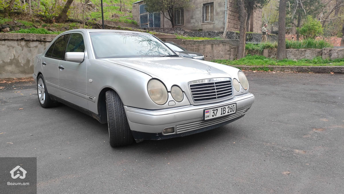 Mercedes Benz - image 6