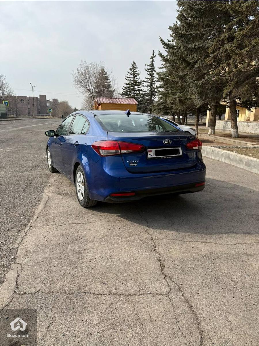 Kia Forte - image 8