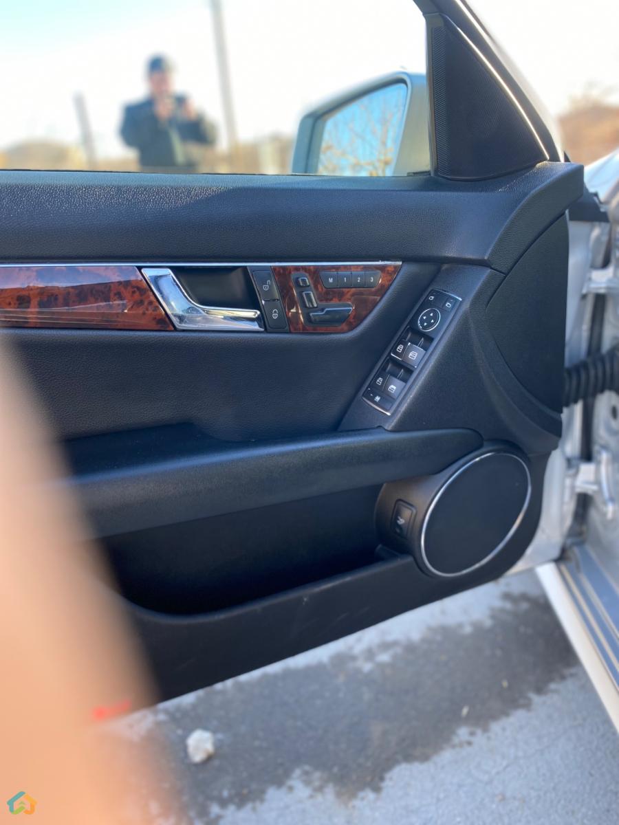 Mercedes Benz C300 - image 9