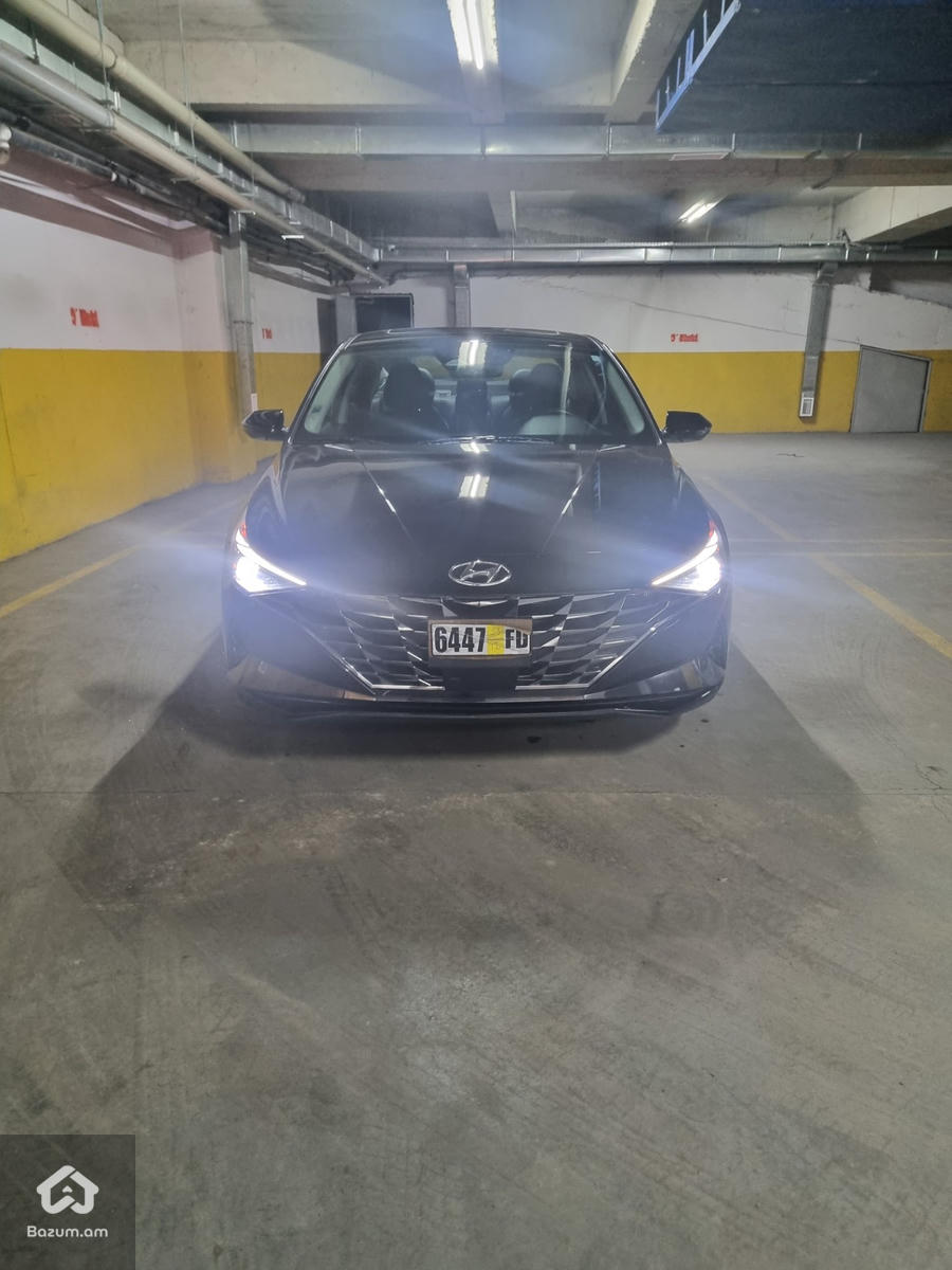 Hyundai Elantra Limited - image 4