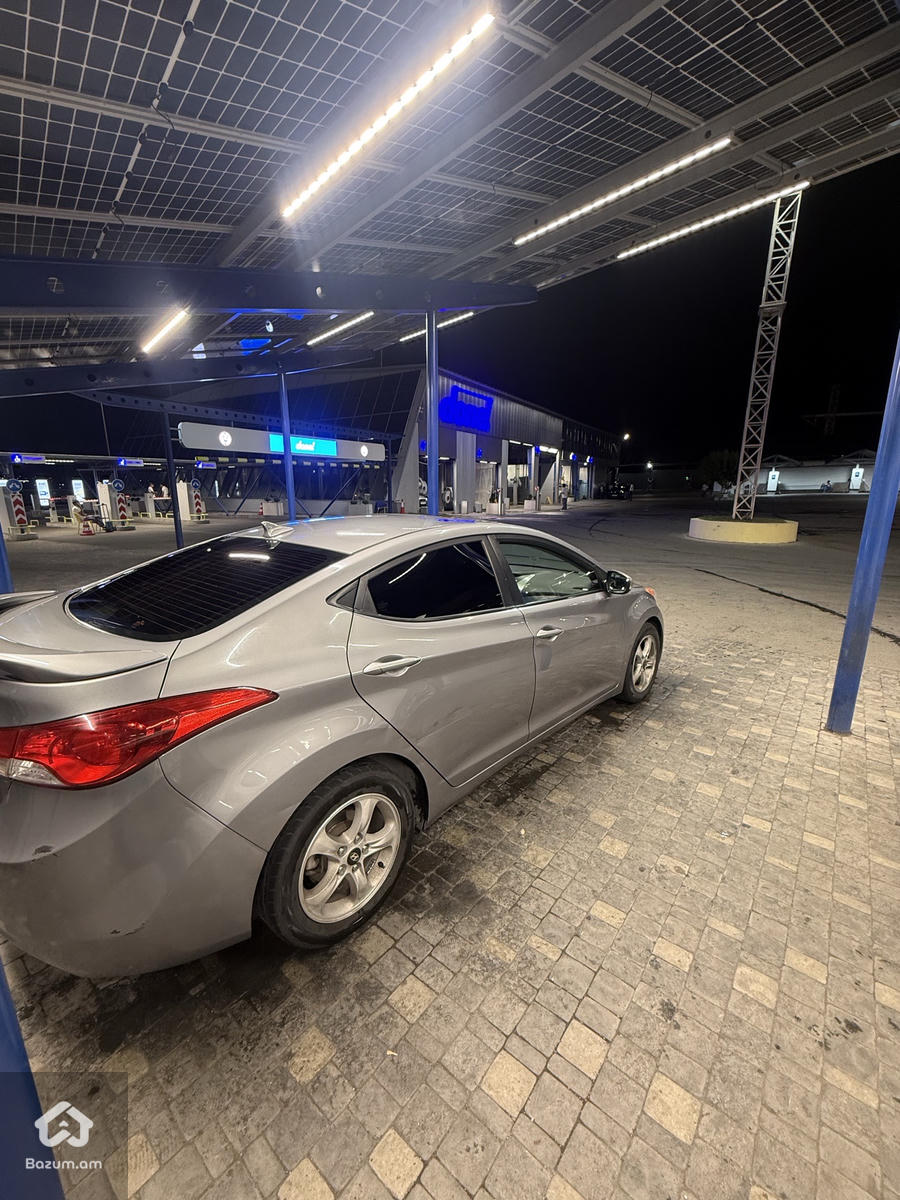 Hyundai Elantra Limited - image 5