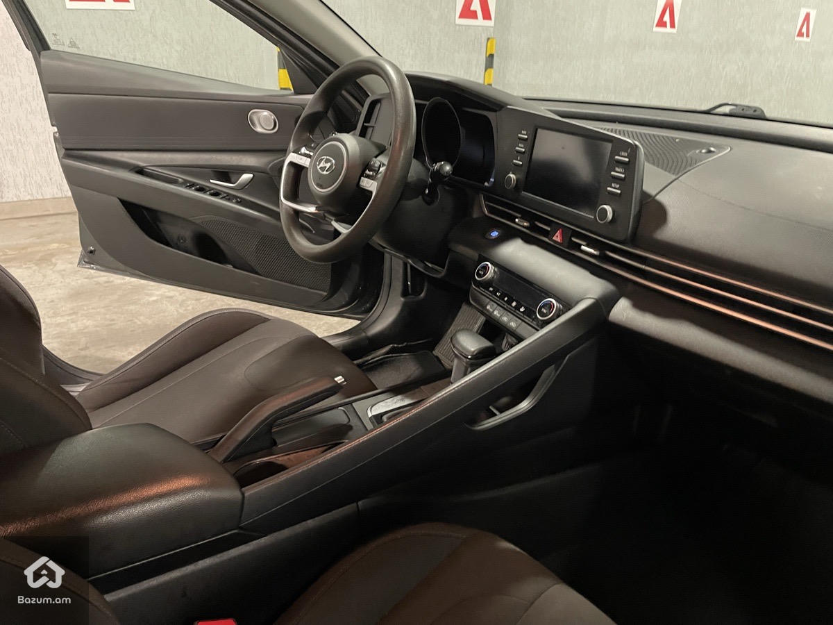 Hyundai Elantra  - image 5