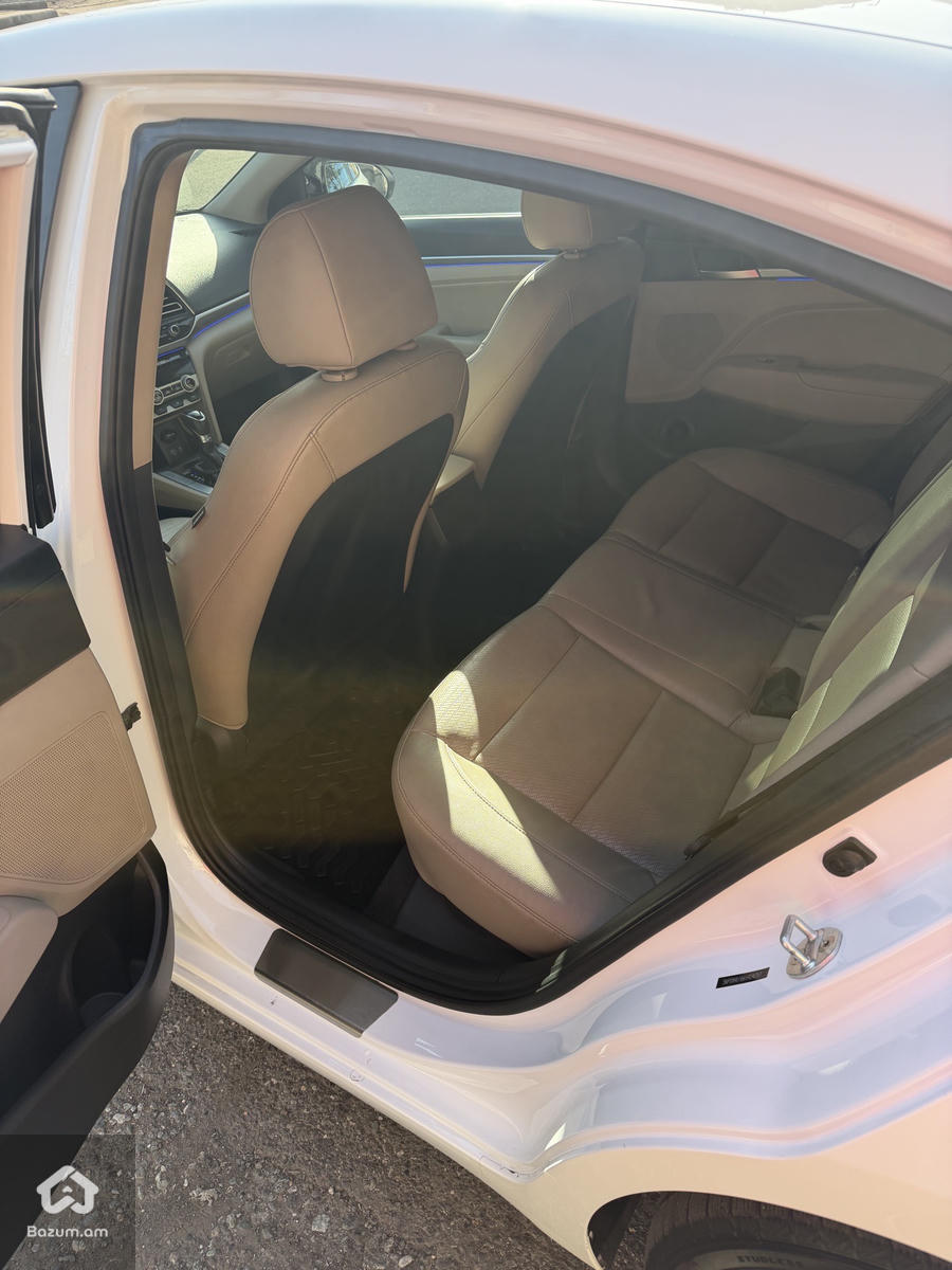 Hyundai Elantra Limited  - image 10