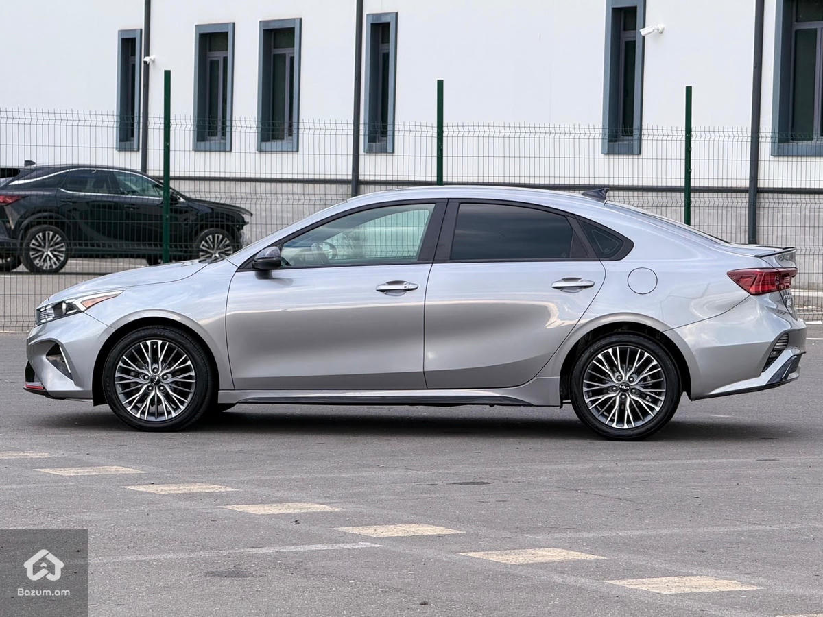 kia Forte - image 13