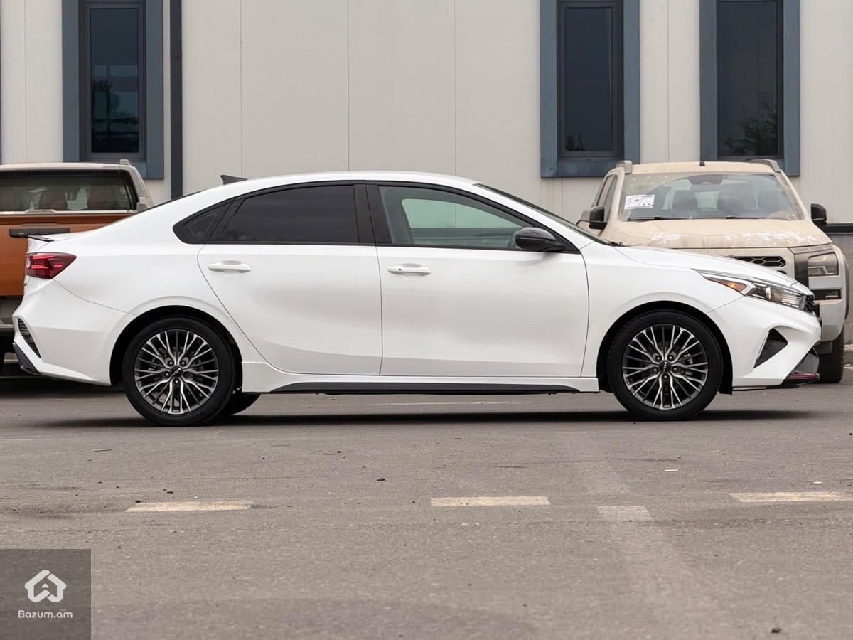 kia Forte - image 17
