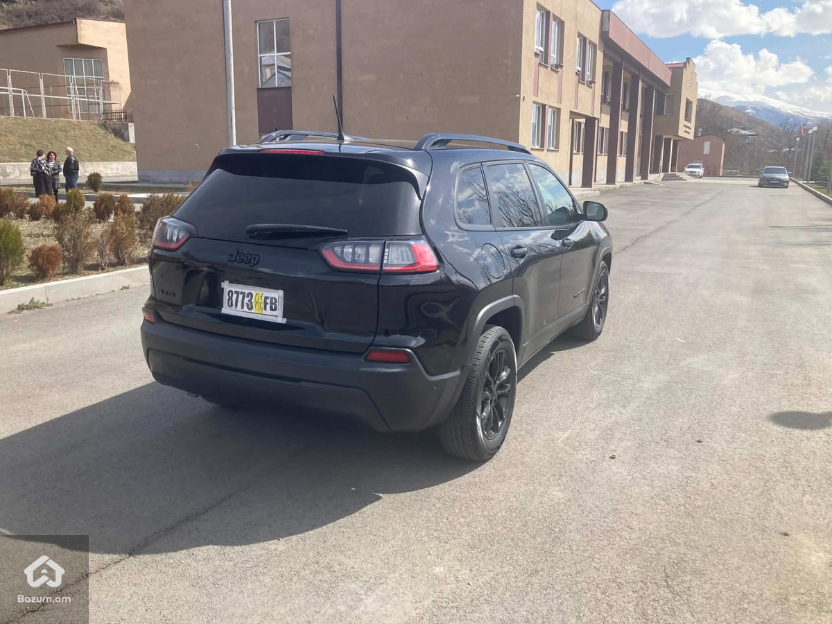 2023 Jeep Cherokee, Altitude Lux 4x4 - image 6