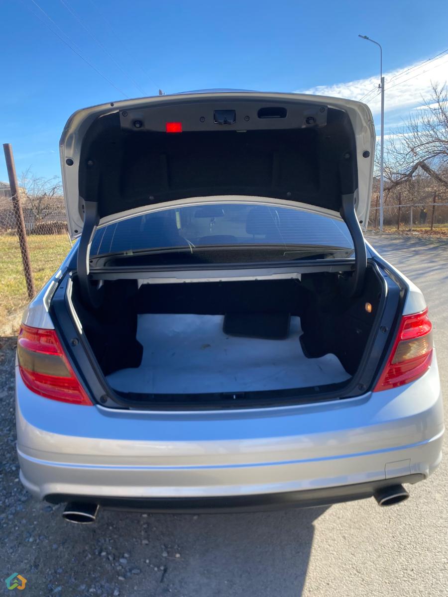Mercedes Benz C300 - image 12