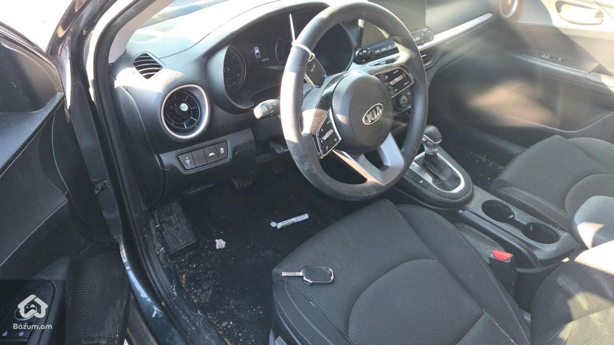 Kia Forte LXS - image 11