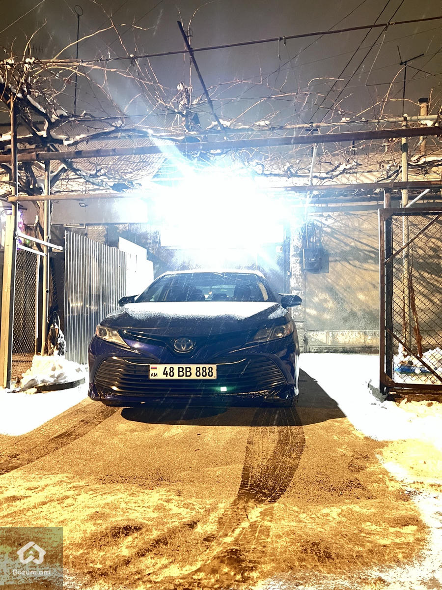 Toyota Camry Hybrid - image 8