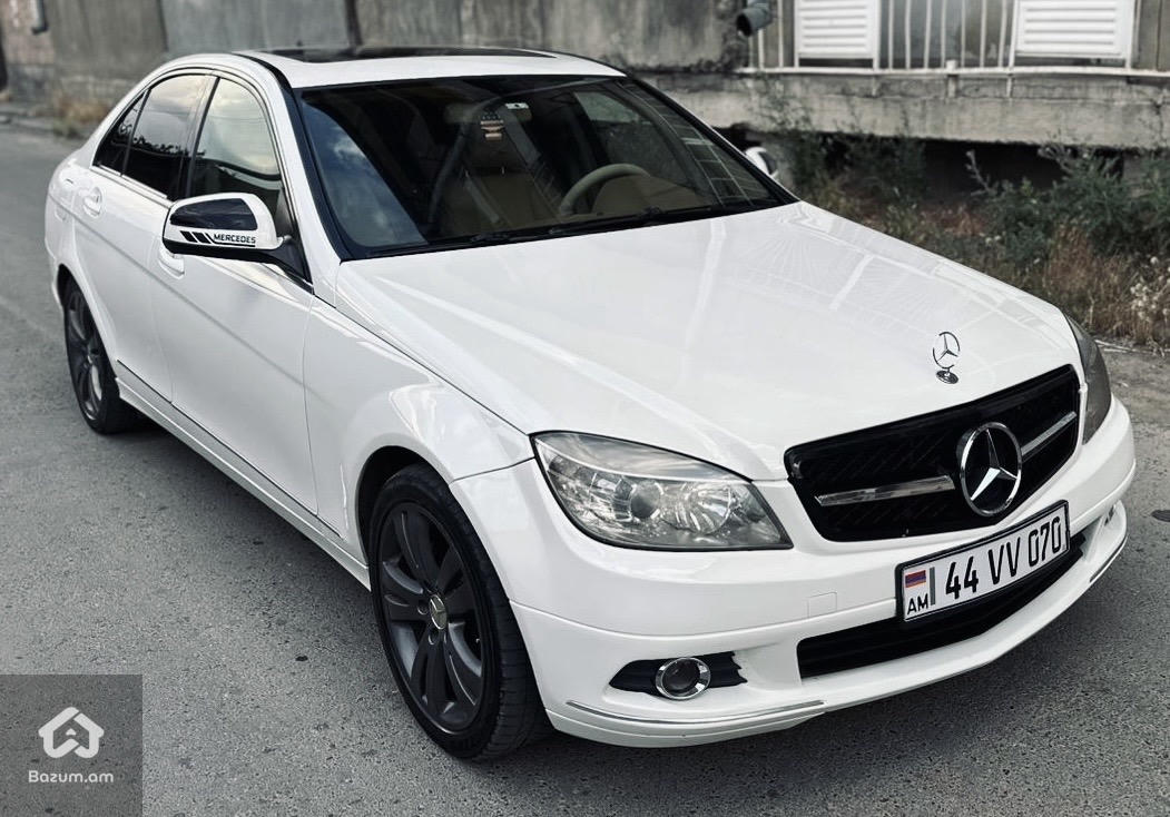 Mercedes-Benz W204 C300 - image 2