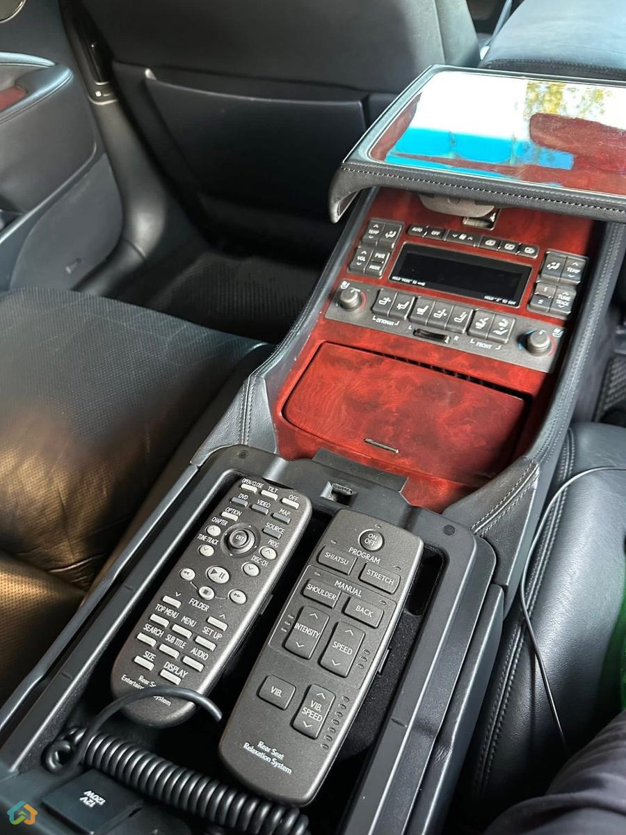 Lexus LS460 - image 13