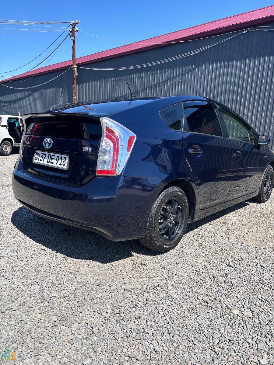 Toyota Prius - image 3