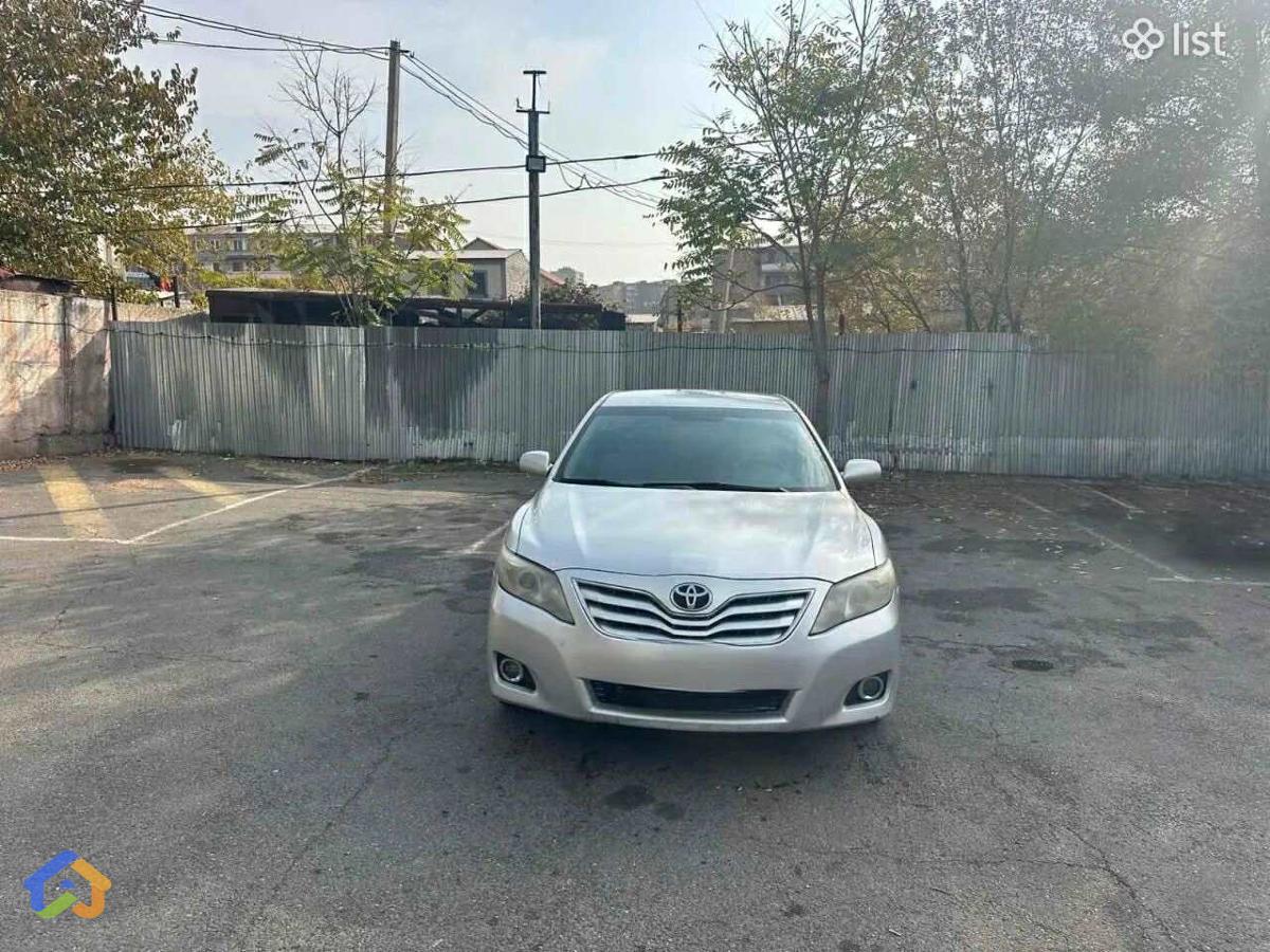 Toyota Camry 2010 - image 1