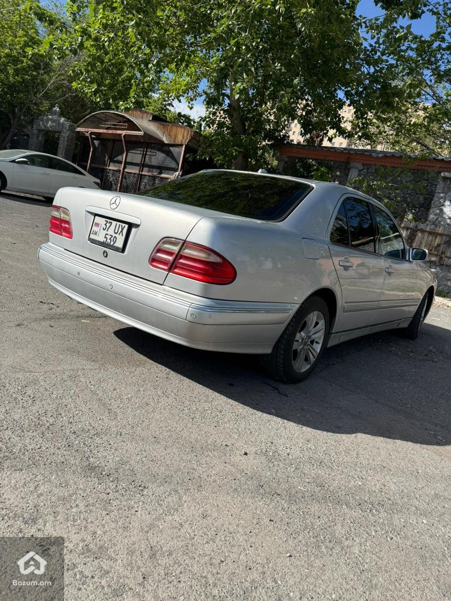 Mercedes E 320 - image 4