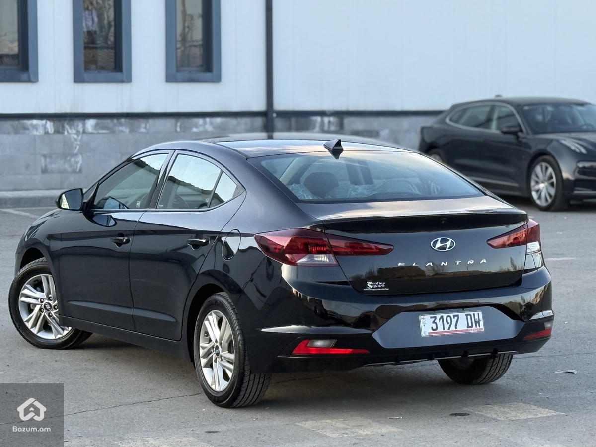 Hyundai Elantra - image 6