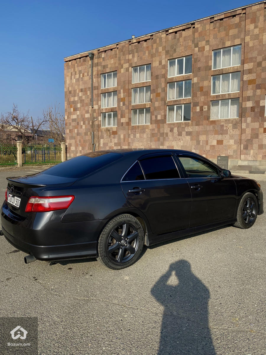 Toyota Camry - image 4