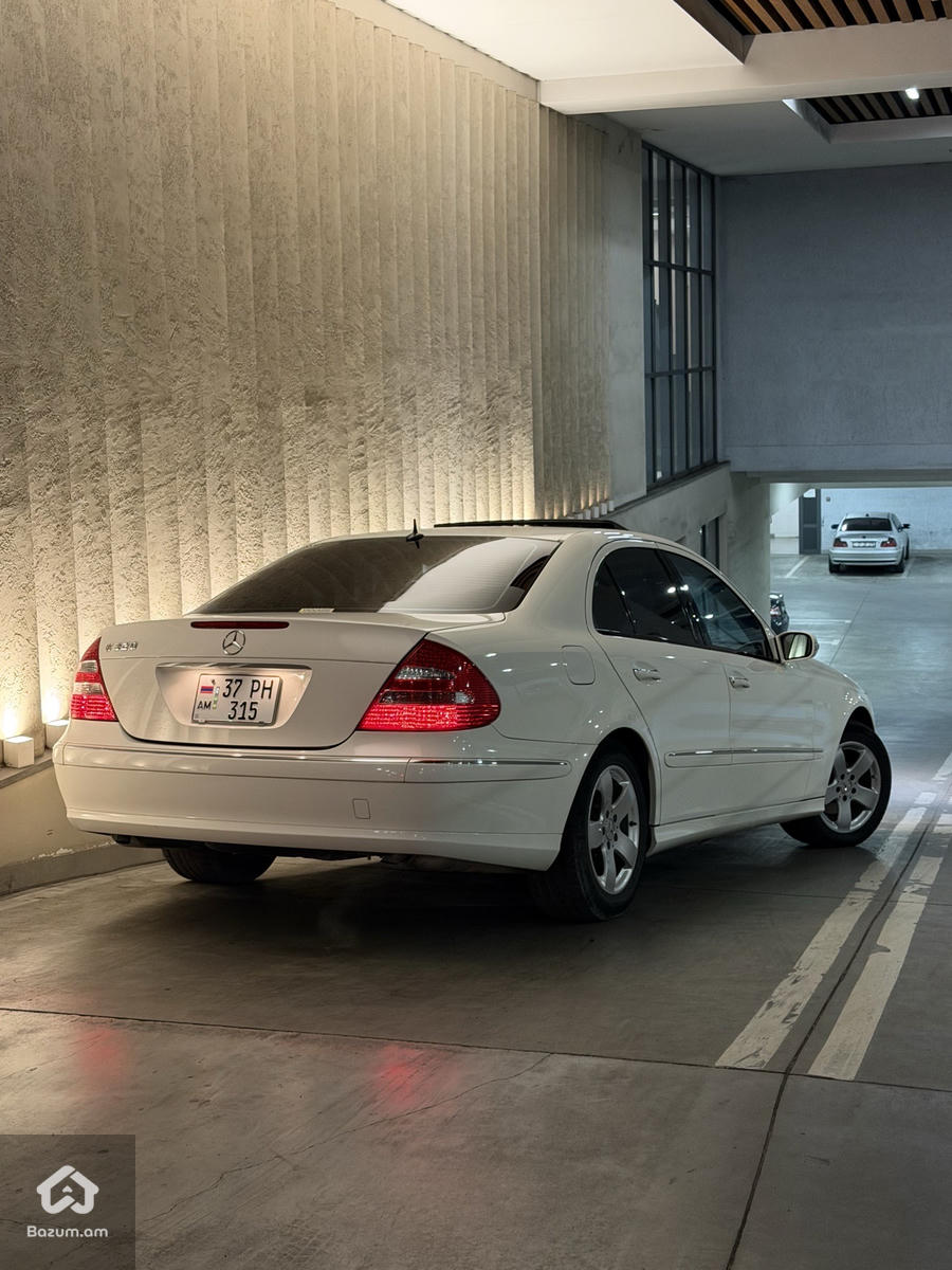 Mercedes E320 - image 2