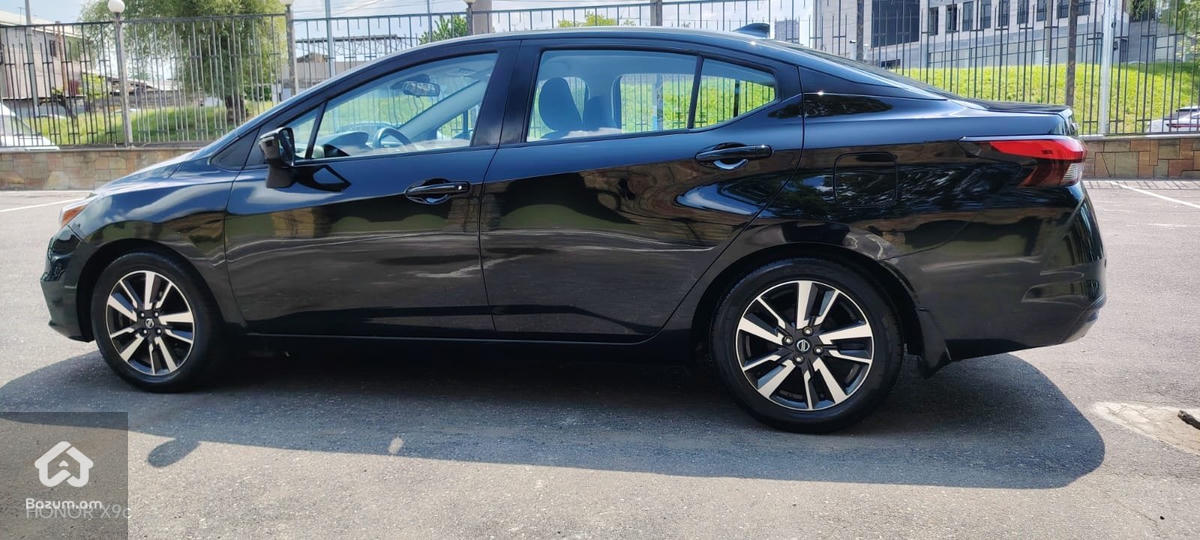 Nissan Versa - image 8
