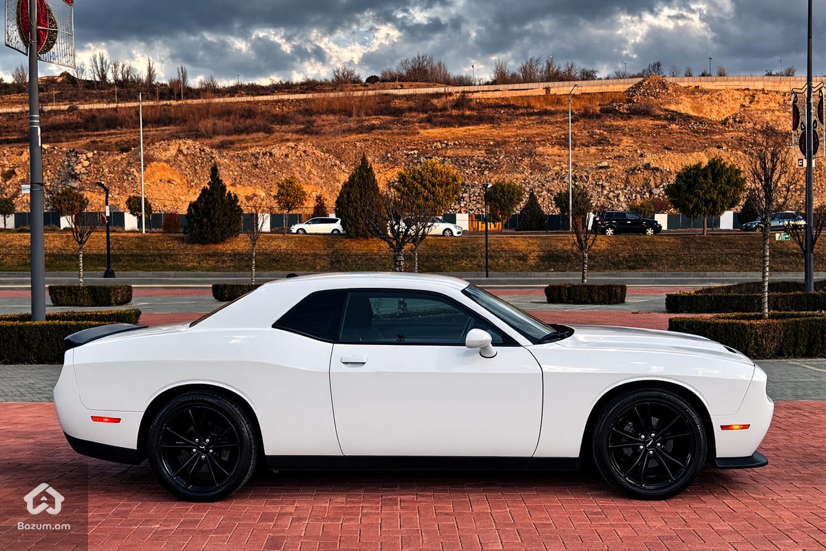 Dodge Challenger - image 6