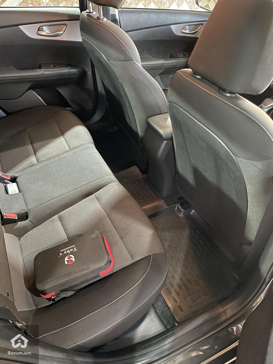 Kia Forte - image 9