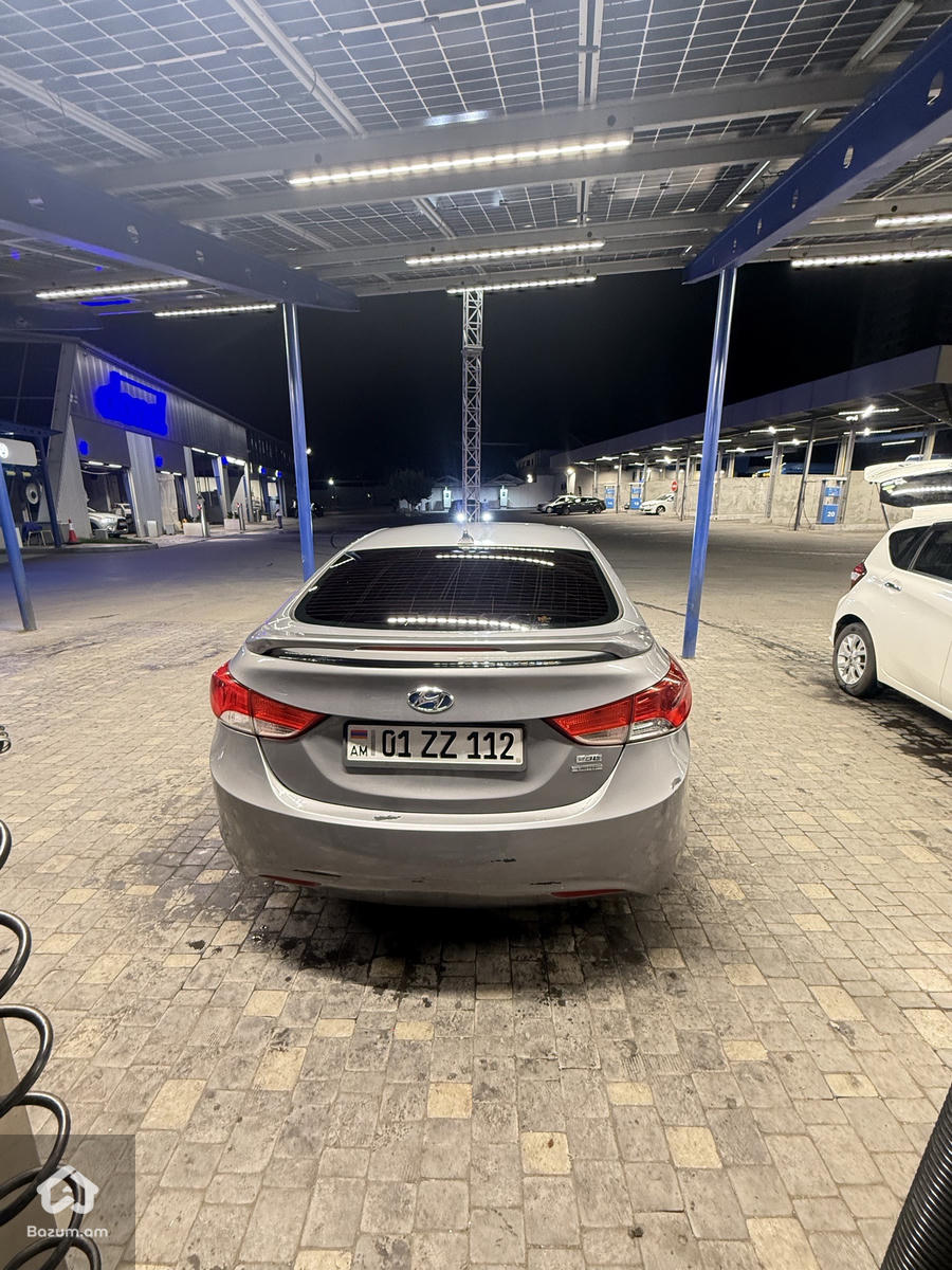 Hyundai Elantra Limited - image 6