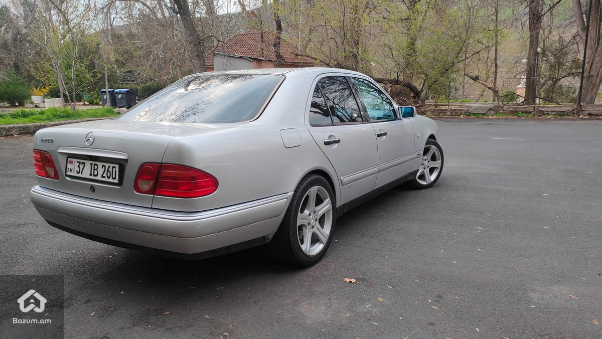 Mercedes Benz - image 7