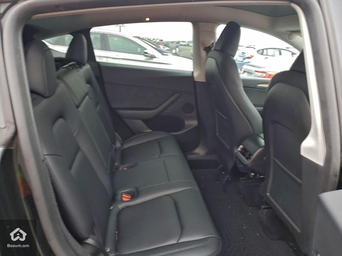 Tesla Model Y Long Range - image 9