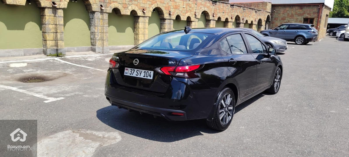 Nissan Versa - image 4