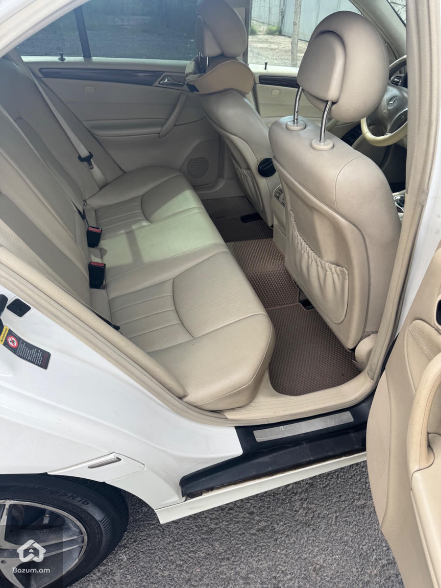 Mercedes Benz C240 - image 7