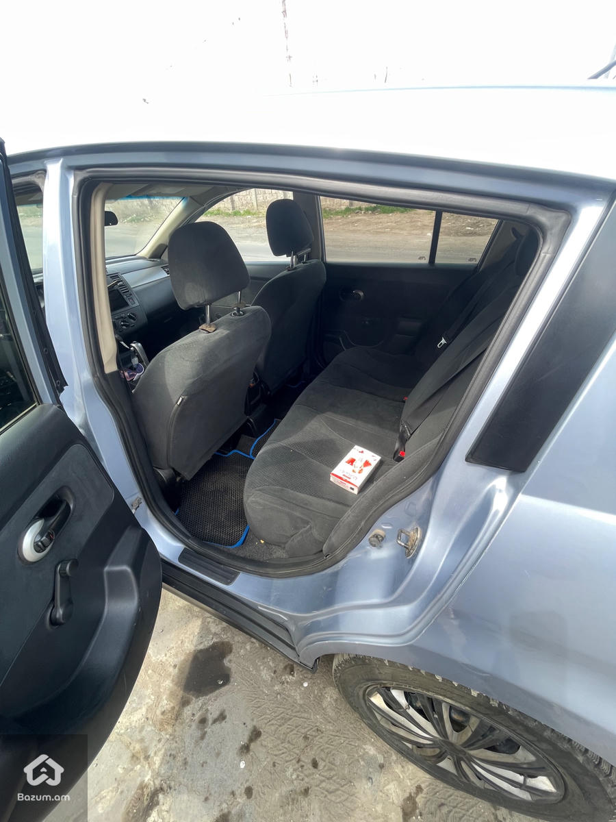 Nissan Versa - image 4