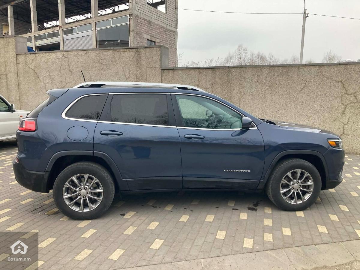 2020 Jeep Cherokee, Latitude Plus 4x4 - image 7