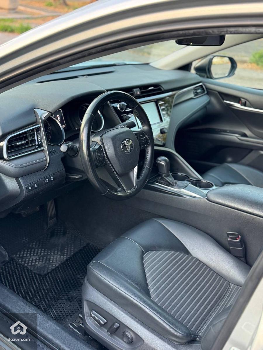 Toyota Camry SE - image 6