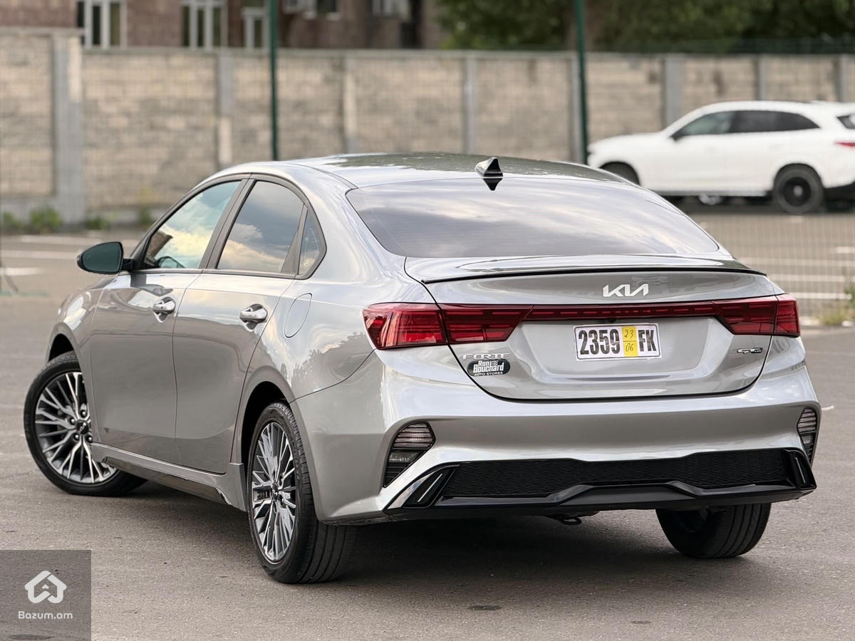 kia Forte - image 12