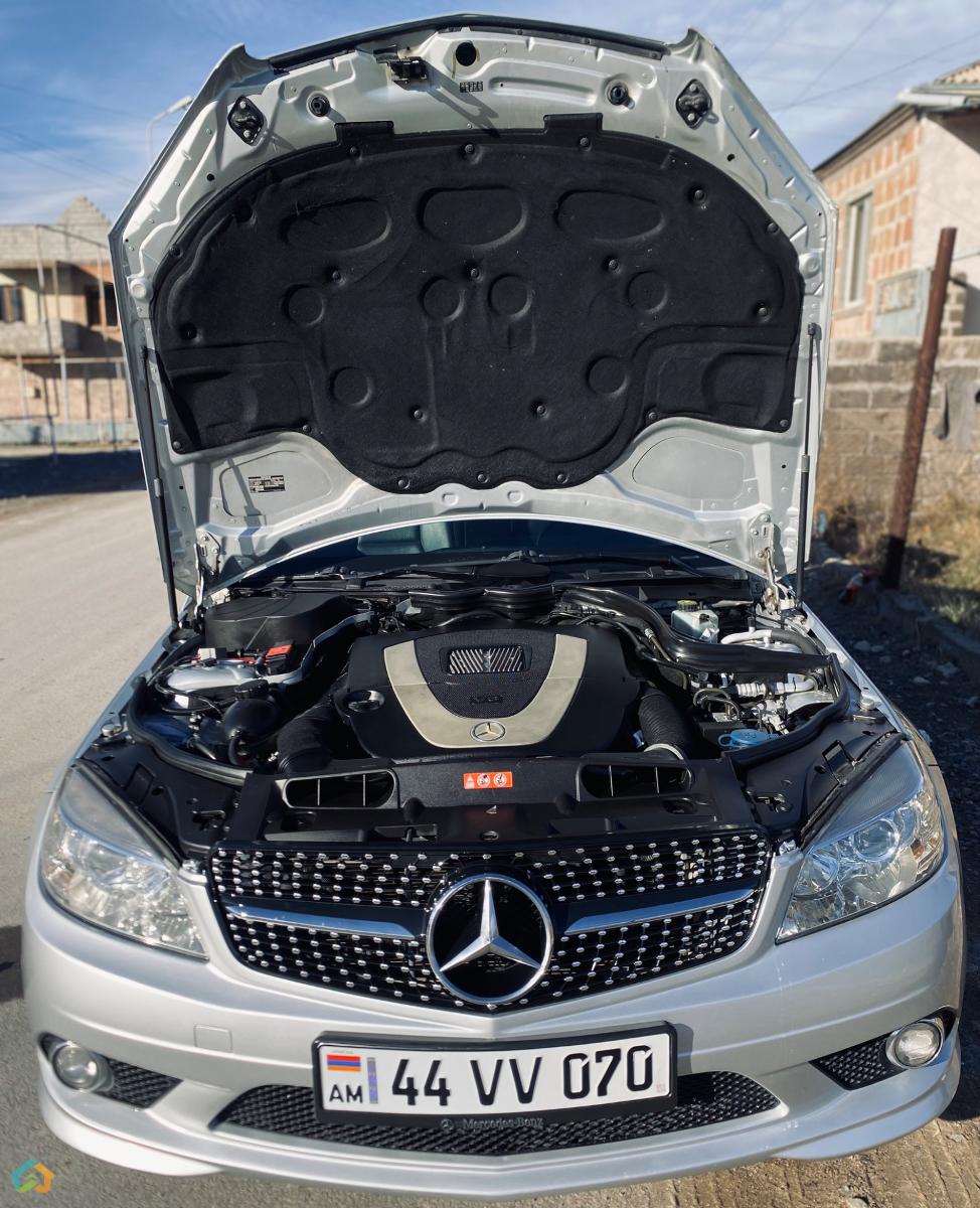 Mercedes Benz C300 - image 13
