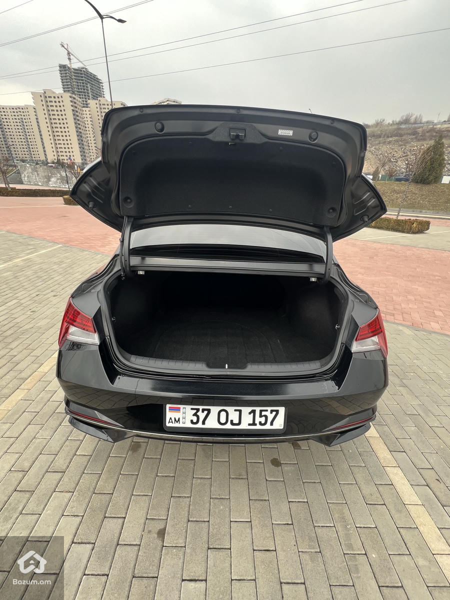 Hyundai Elantra Sel Plus - image 12