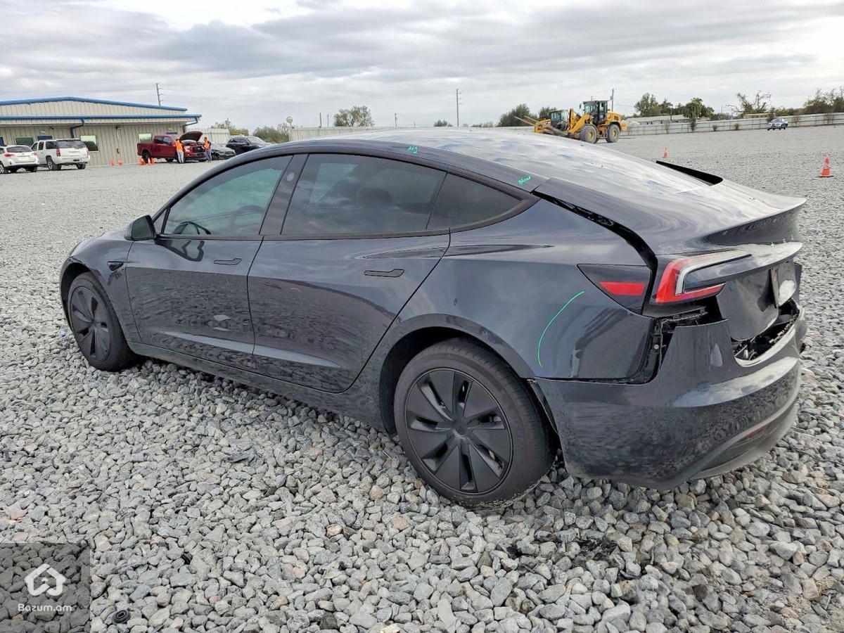 Tesla Model 3 - image 4