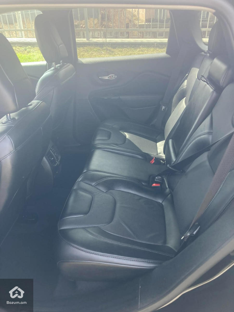 2023 Jeep Cherokee, Altitude Lux 4x4 - image 14