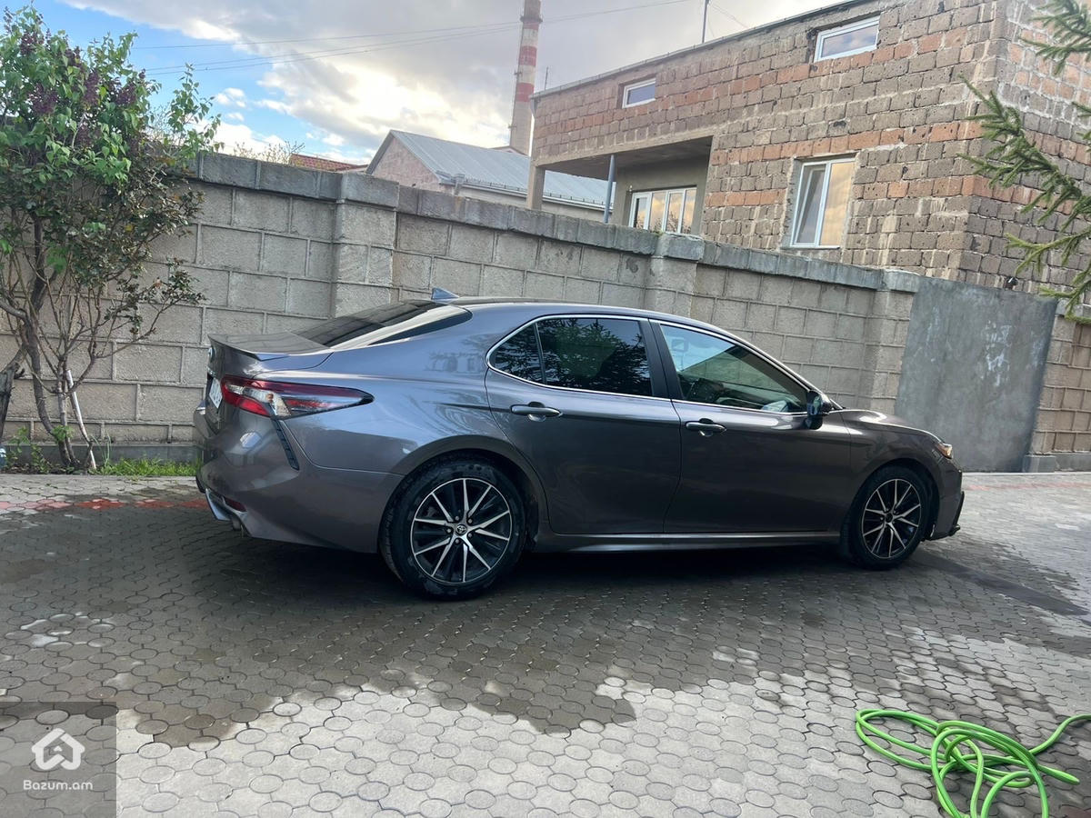 Toyota Camry - image 4