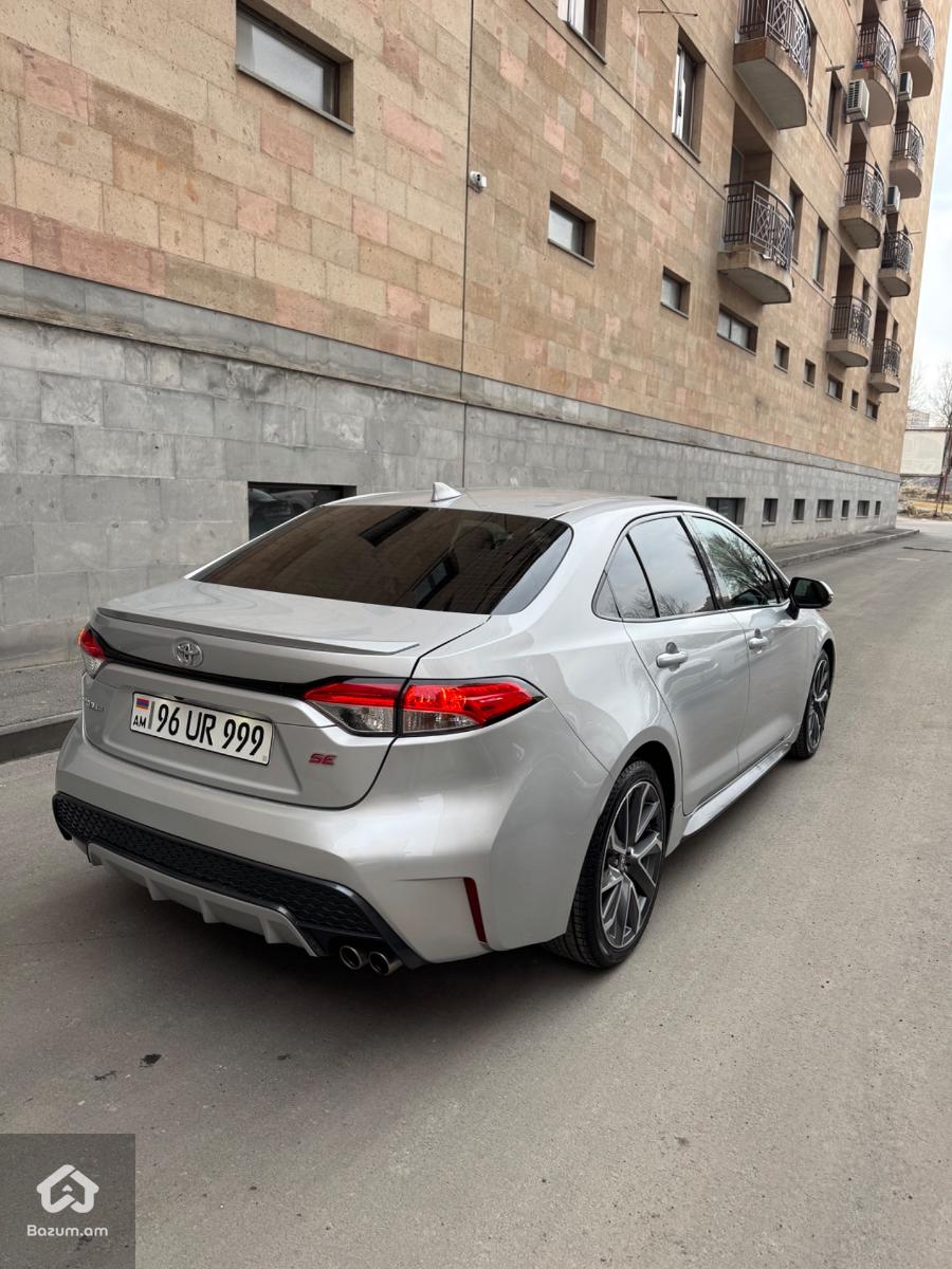 Toyota Corolla SE - image 4