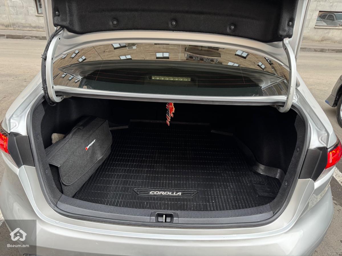 Toyota Corolla SE - image 14